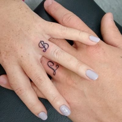 25+ Adorable Finger Tattoos For Couples – EntertainmentMesh