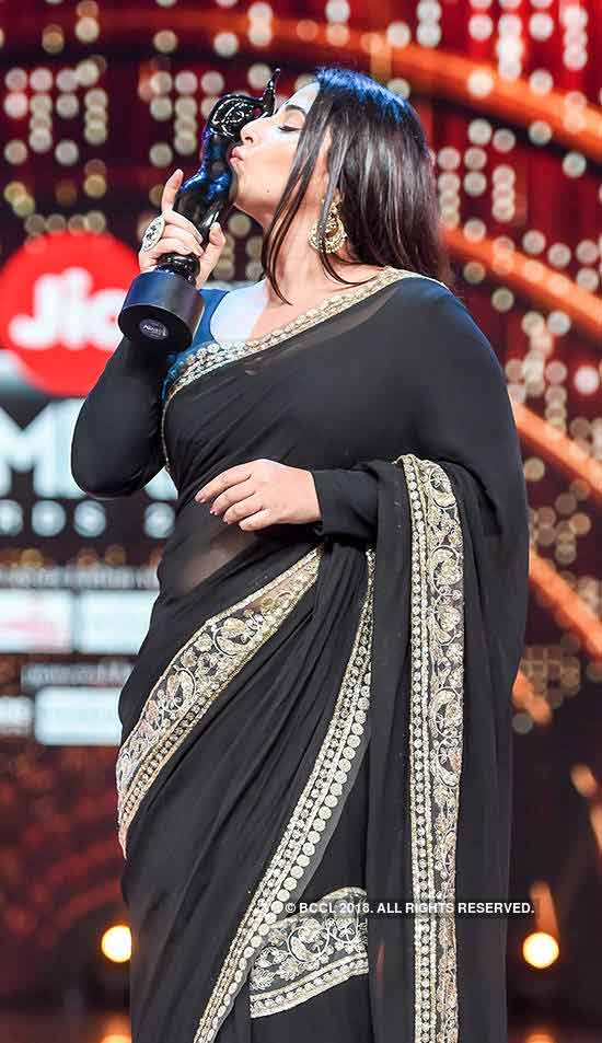 Vidya Balan Black Saree – EntertainmentMesh
Vidya Balan In Saree Back