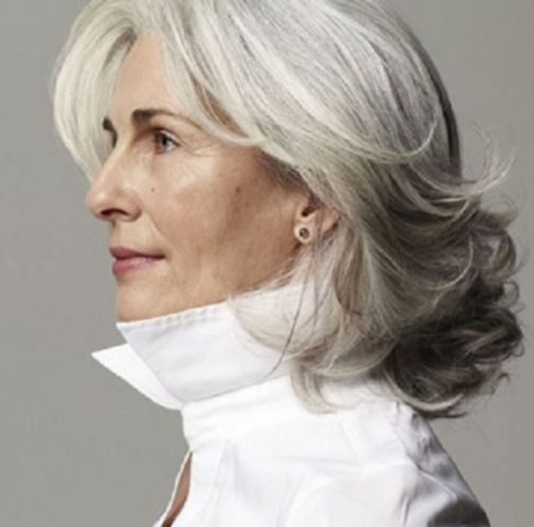 layered hairstyle for medium length hair women