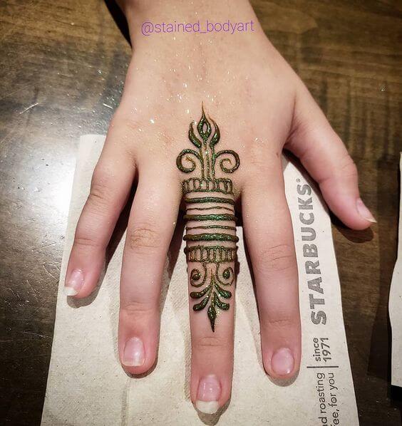 middle finger ring mehndi design with glitter