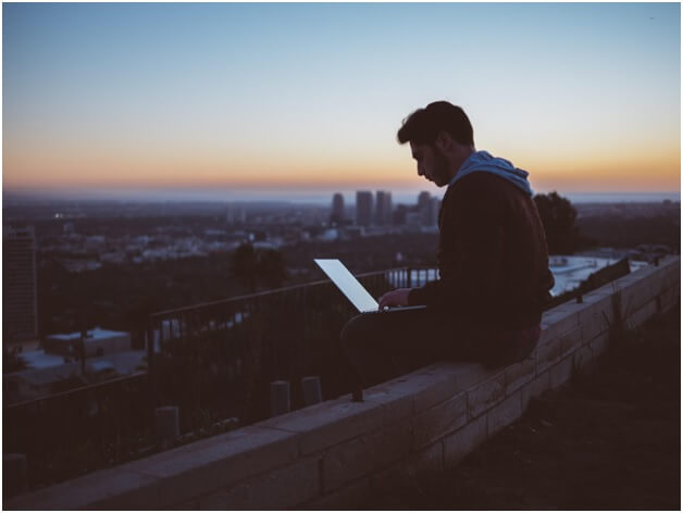 picture of guy surfing on the internet
