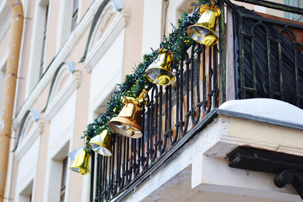 christmas jingle bells decoration ideas for balcony