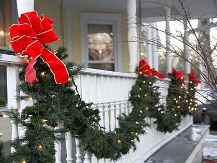 11 Festive Balcony Christmas Decorating Ideas EntertainmentMesh