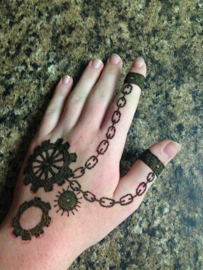 modern chain mehndi design