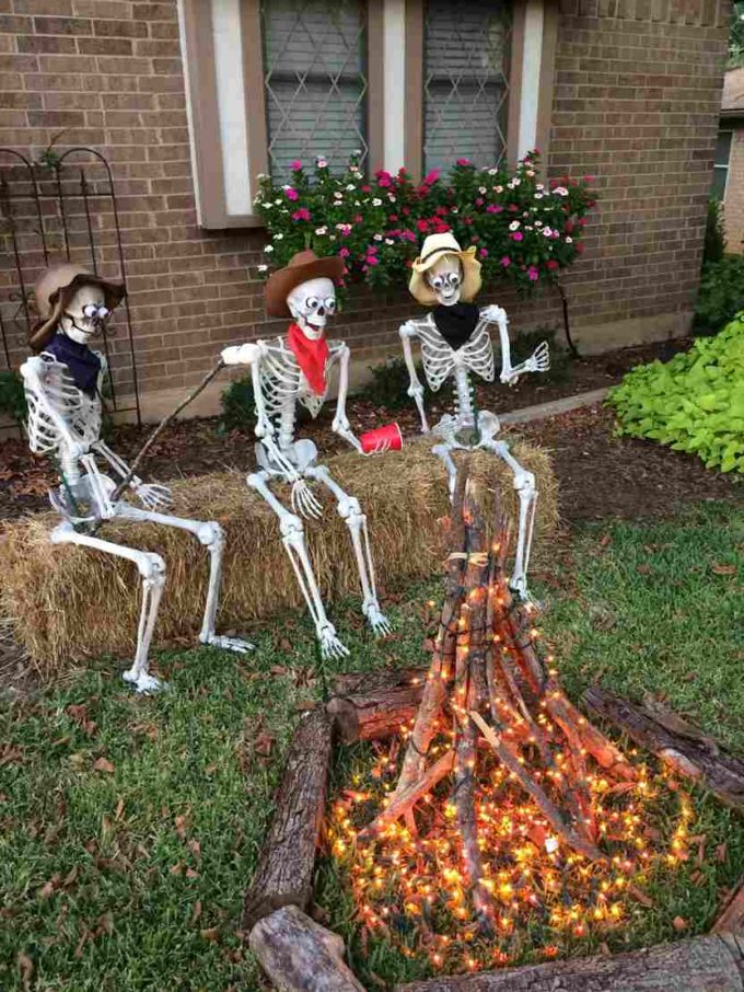 Skeleton For Halloween
 14 Best Halloween Skeleton Decoration Ideas – EntertainmentMesh