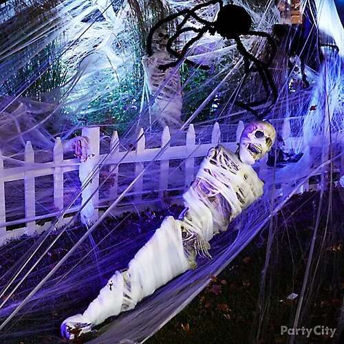 scary outdoor halloween skeleton mummy decoration idea
