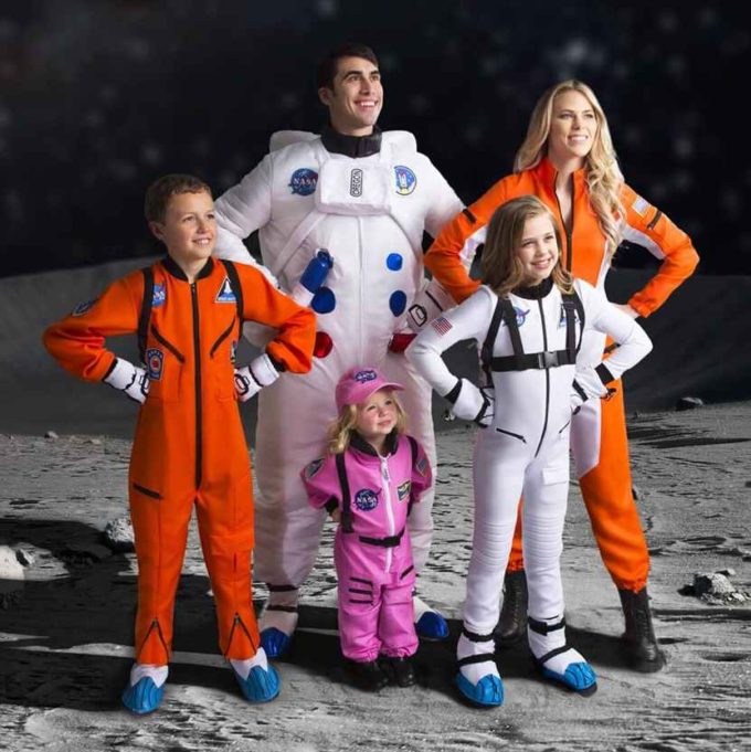 astronauts family halloween costumes ideas